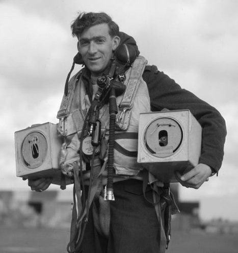 Летчик заносит на борт бомбардировщика «Avro Lancaster» коробки с почтовыми голубями на случай проблем с радиосвязью. Уоддингтон, Англия, октябрь 1942 года. 