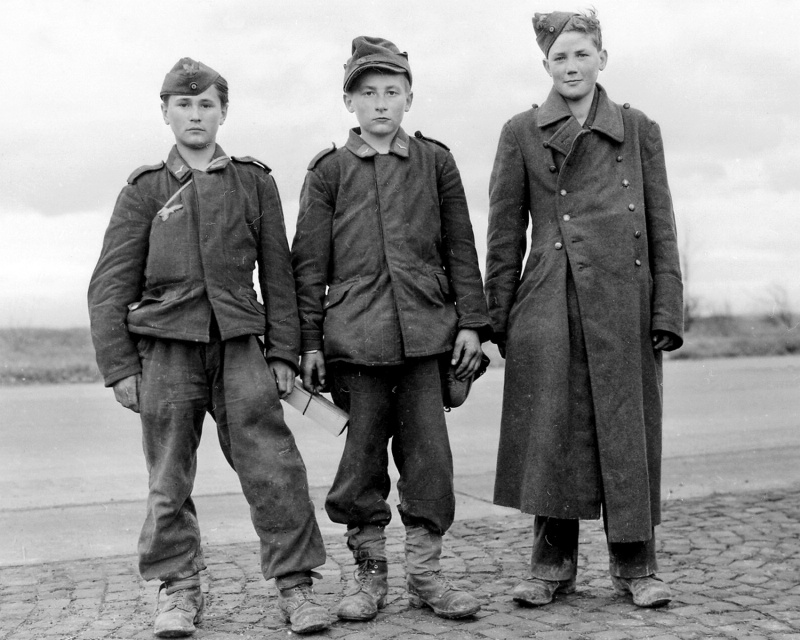 «Флакхелферы», взятые в плен американцами в Гиссене. Германия. Март 1945 г.