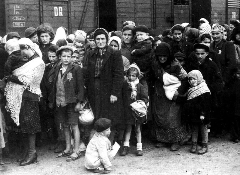Прибытие евреев с детьми в Освенцим. 1944 г.