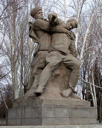 Памятник «Солдат поддерживает смертельно раненого офицера-командира».