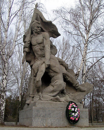 Памятник «Солдат берет знамя части из рук падающего раненого воина-знаменосца».