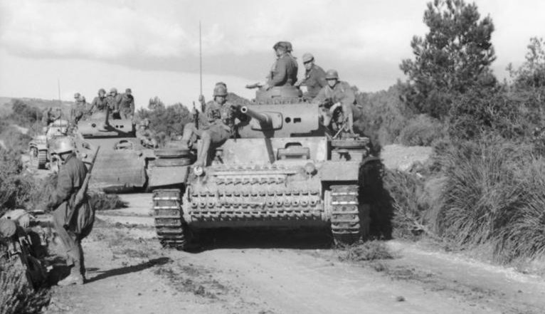 Немецкие танки Panzer Mk III продвигаются через тунисский город. 1943 г.