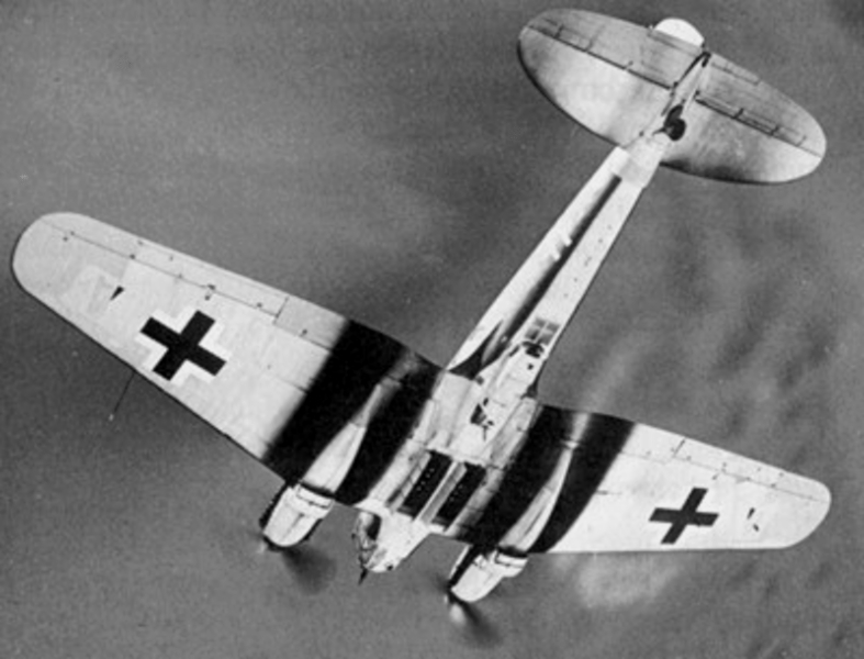 Немецкий бомбардировщик Heinkel He-111 над Британией. 1940 г.