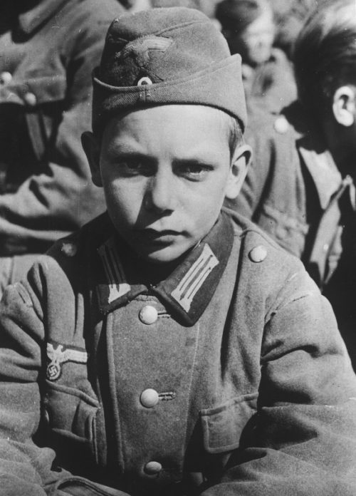 Пленные немецкие подростки. Апрель 1945 г.
