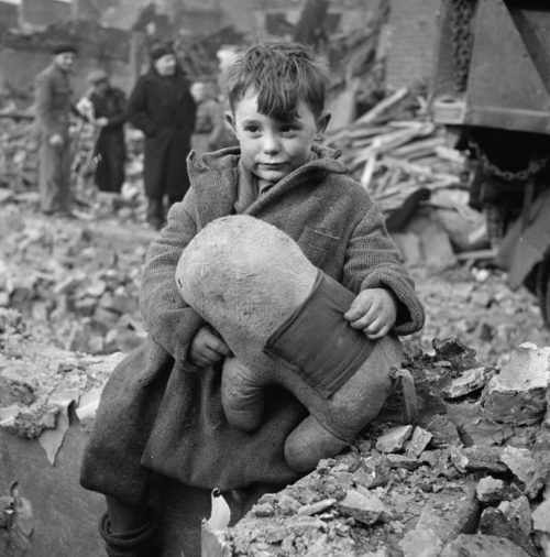 «Повзрослевшие» дети Лондона. 1940 г. 