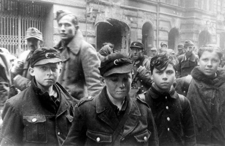 Пленные немецкие подростки. Апрель 1945 г. 