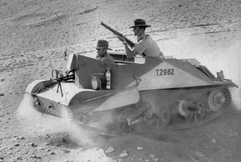 Австралийцы на трофейной танкетке. 1941 г.