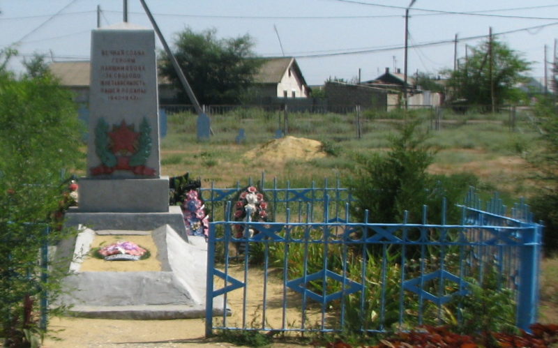с. Червленое Светлоярского р-на. Братская могила советских воинов у школы.