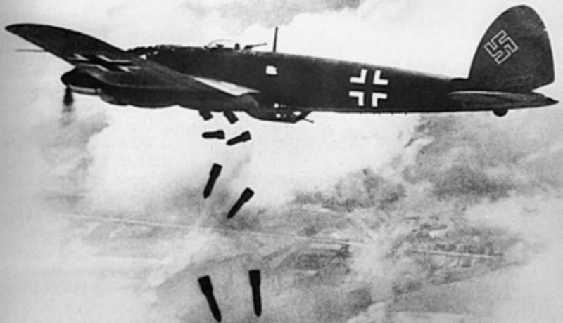 Немецкий бомбардировщик Heinkel He 111H сбрасывает бомбы.