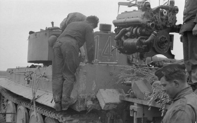 Ремонт танка «Тигр». 1943 г. 
