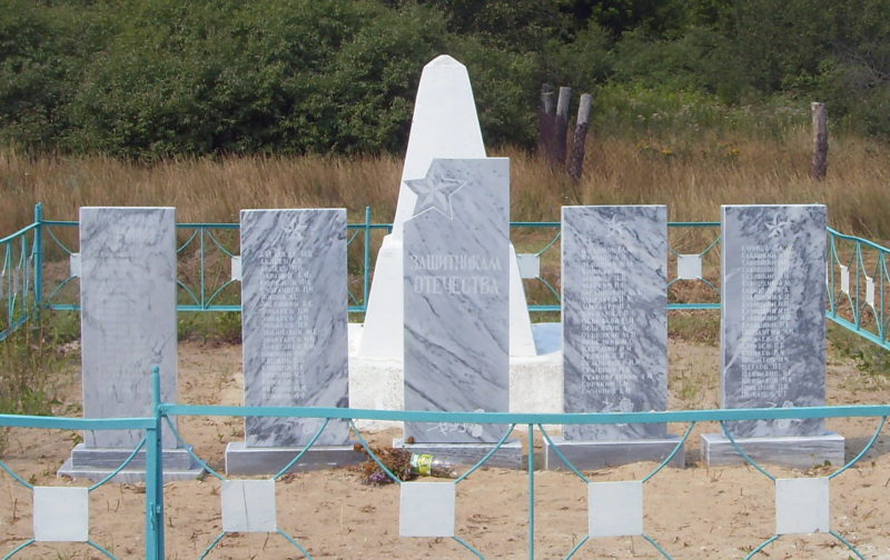 х. Субботин Михайловского р-на. Братская могила советских летчиков, погибших во время Сталинградской битвы.