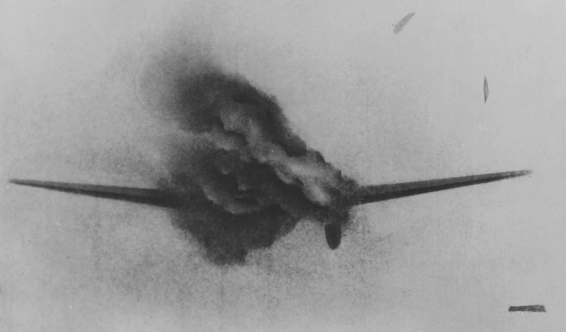 Горящий немецкий бомбардировщик He-111 под огнем британского истребителя. 1940 г.