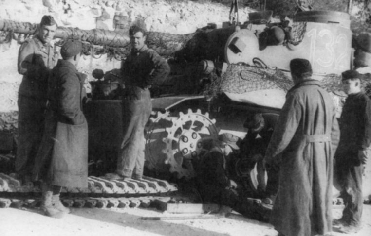 Экипаж «Тигра» меняет транспортные гусеницы на боевые. 1943 г. 