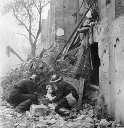 Выжившие дети во время бомбардировки. Лондон. 1940 г.