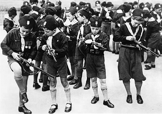 Члены детской фашистской организации Италии «Балилла».