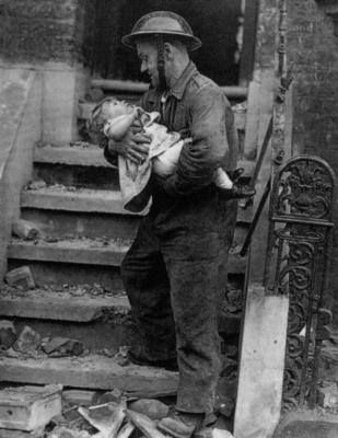 Выжившие дети во время бомбардировки. Лондон. 1940 г. 