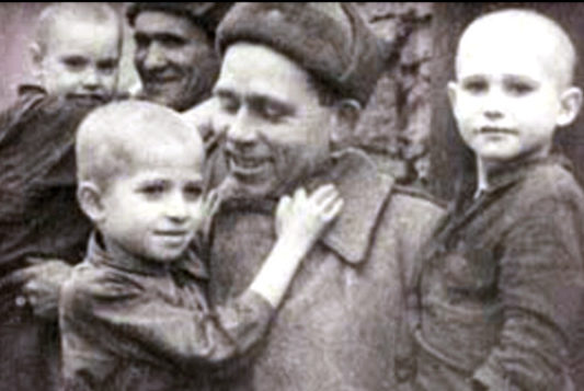 Спасенные дети с концлагеря Саласпилс. Латвия, 1944 г.