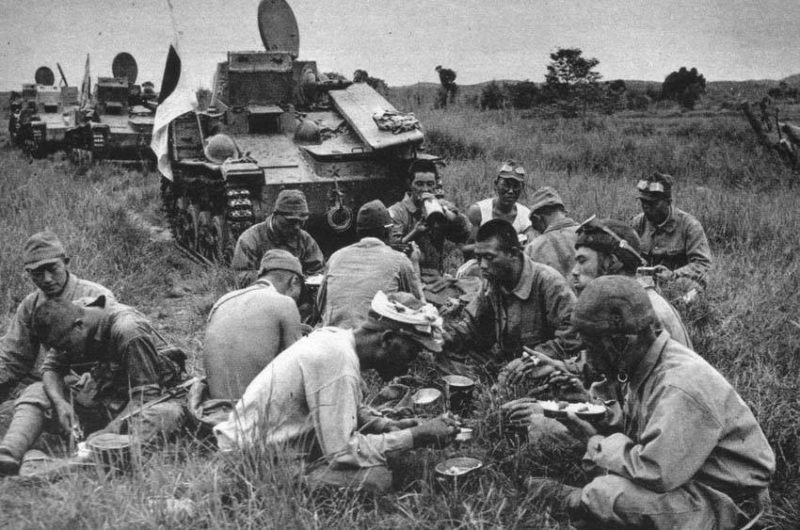 Подразделение танкистов обедает в поле.