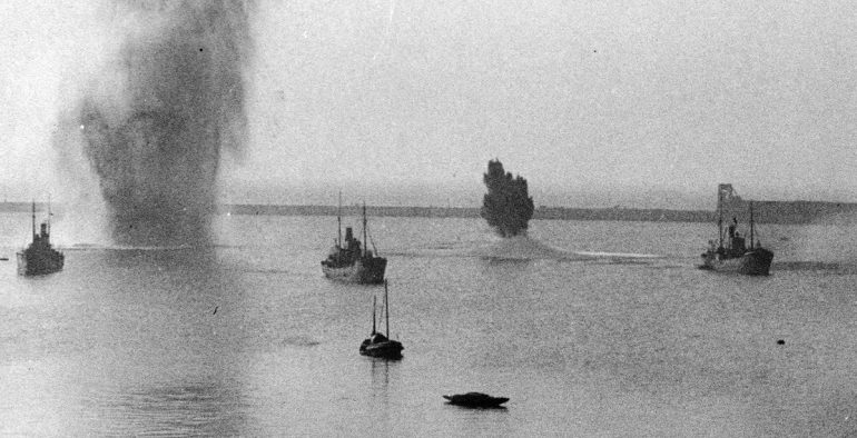 Британские торговые суда во время авианалета на английский порт Дувр. Июль1940 г.