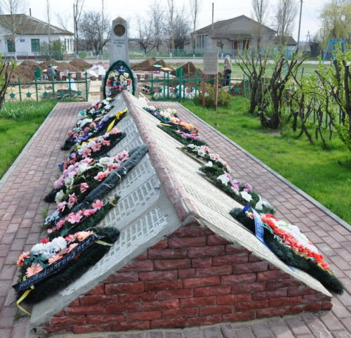 с. Мариновка Калачевского р-на. Братская могила красных партизан и советских воинов, погибших во время Сталинградской битвы.