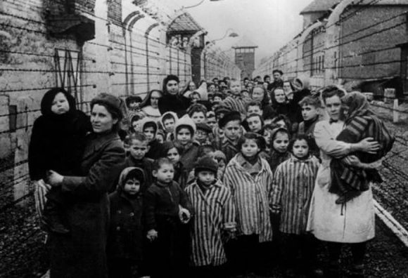 Kimentették a Salaspils koncentrációs tábor gyermekeit.  Lettország, 1944