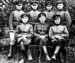 Командир роты голубиной связи М.Н. Богданов (в первом ряду в центре) среди сослуживцев. 1943 г.