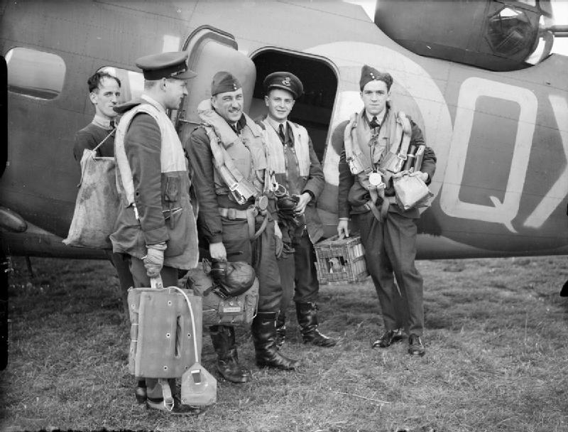 Экипаж бомбардировщика с клетками для голубей перед вылетом. 