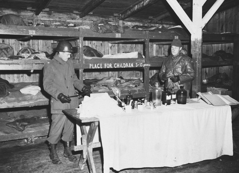 Американские солдаты в детском бараке концлагеря Бухенвальд. На табличке надпись - «Место для детей 5-15 лет». Апрель 1945 г.