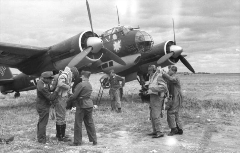 Бомбардировщик Junkers Ju-88 готовят к взлету. 1940 г. 