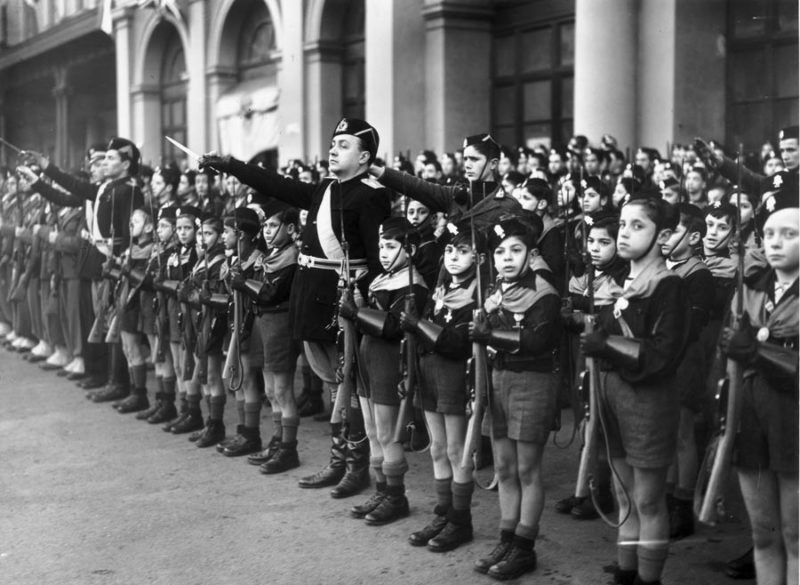 Бенито Муссолини на смотре детской организации «Балилла» в Риме. 1940 г.