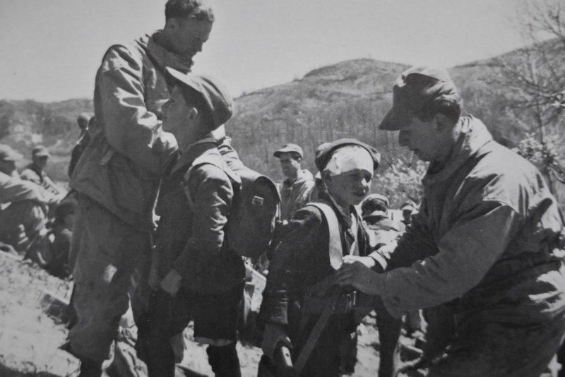 Итальянские мальчишки доставляют британским солдатам продукты на передовую. 1944 г.