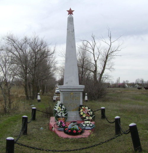 п. Пархоменко Калачевского р-на. Памятник- обелиск на братской могиле, установленный на берегу водохранилища.