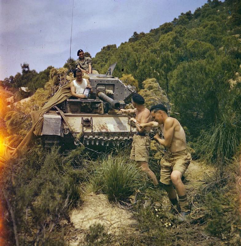 Британские танкисты чистят 6-фунтовое орудие их танка Crusader. 1943 г. 