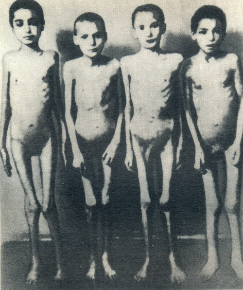Дети-узники концлагеря Равенсбрюк. Германия, май 1945 г.