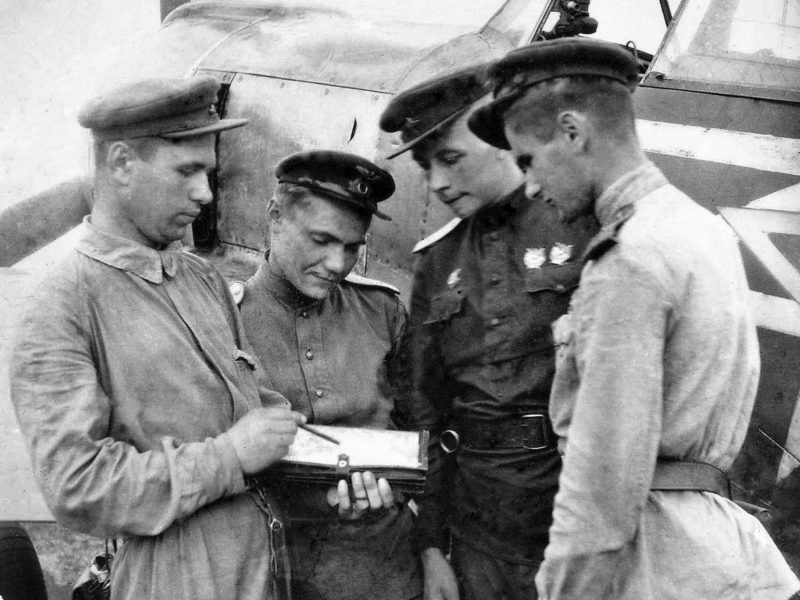 Командир 1-й эскадрильи 31-го истребительного авиационного полка старший лейтенант Н.М. Скоморохов (крайний слева). 1944 г.