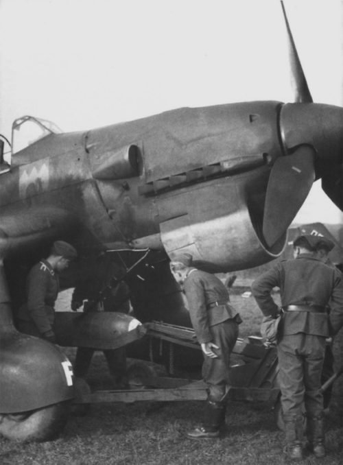 Подвеска бомб на бомбардировщики Ju.87B 77-й эскадры Люфтваффе.