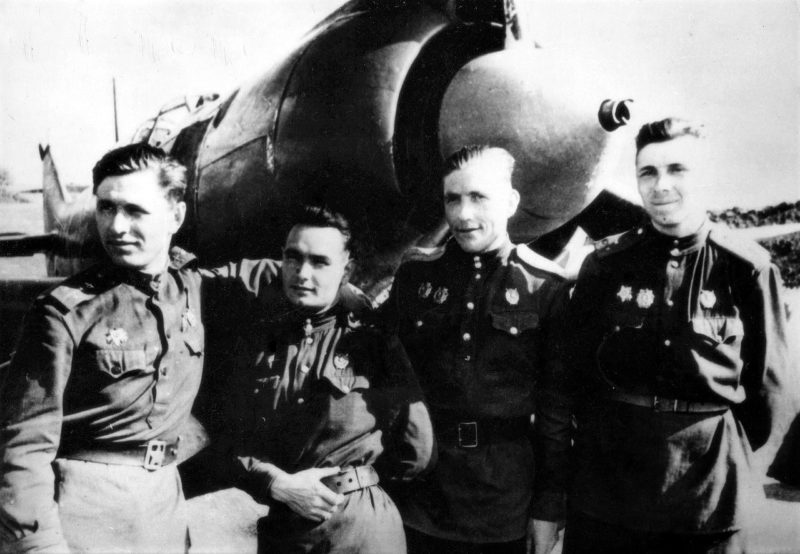 Старший лейтенант Скоморохов среди однополчан. 1944 г.