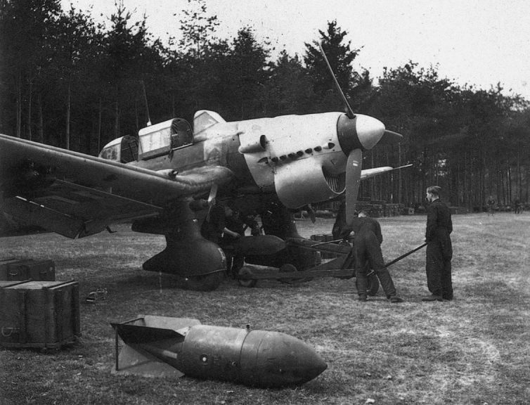 Подвеска бомб на бомбардировщики Ju.87B 77-й эскадры Люфтваффе.