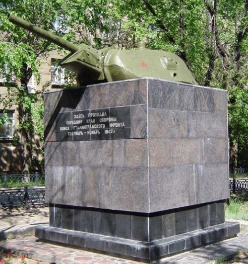 г. Волгоград. Памятный знак - «Линия обороны Сталинграда». Вся серия памятников состоит из 17 башен танков Т-34. Знаки были установлены в 1948-1954 годах в четырех районах города.