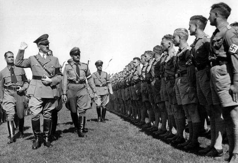 Гитлер приветствует членов Гитлерюгенда. 1939 г.
