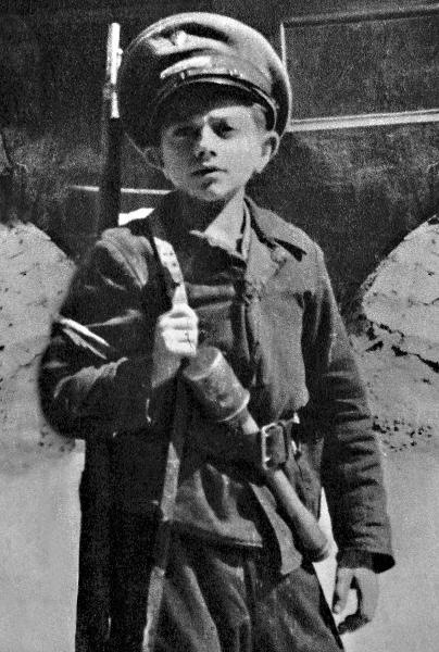 Дети-солдаты во время Варшавского восстания. 1944 г. 