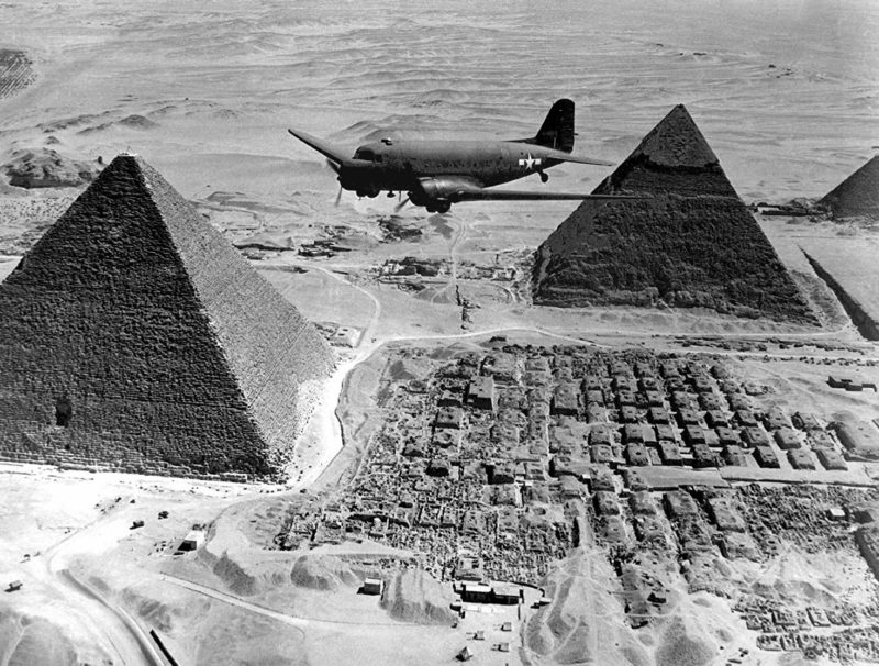 Американский транспортный самолет над Египтом. 1941 г.