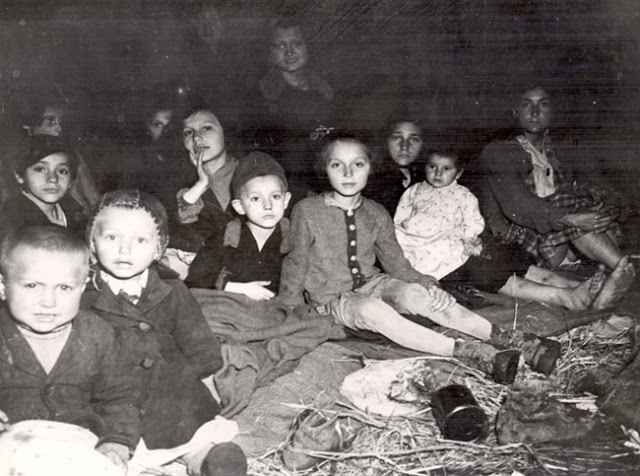 Дети в день освобождения в концлагере Ламбах. Aвстрия, 1945 г. 