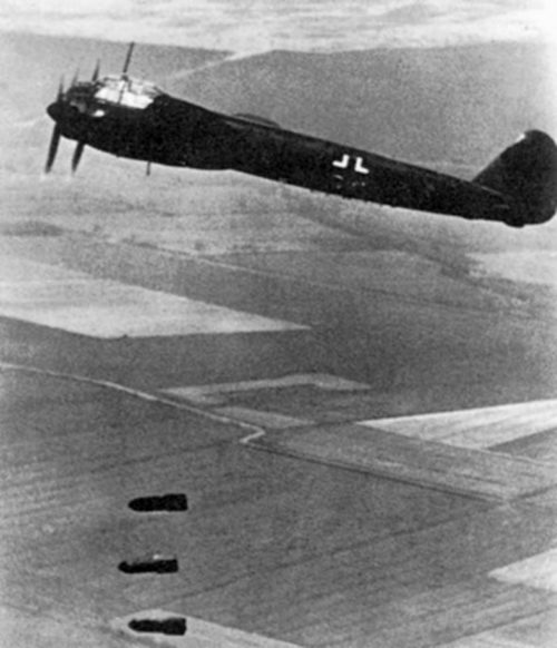 Бомбардировщик Junkers Ju-88A сбрасывает бомбы SC 250. 1940 г.