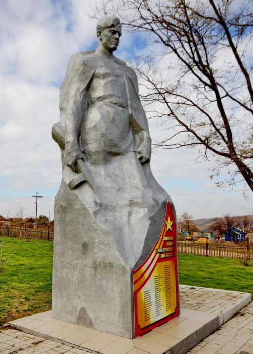 х. Пятиизбянский Калачевского р-на. Памятник, установленный на братской могиле, в которой похоронено 58 советских воинов.