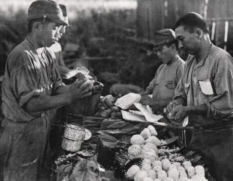 Солдаты в полевых условиях готовят пищу. Новая Гвинея, август 1942 года.