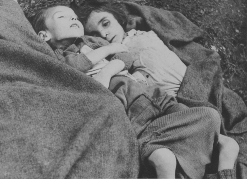 Тела детей-узников в концлагере Берген-Бельзен. Германия, 1945 г. 