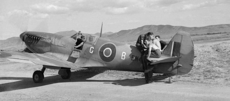 Британские авиатехники испытывают двигатель после ремонта на аэродроме в Сук-эль-Хемисе. 1943 г.