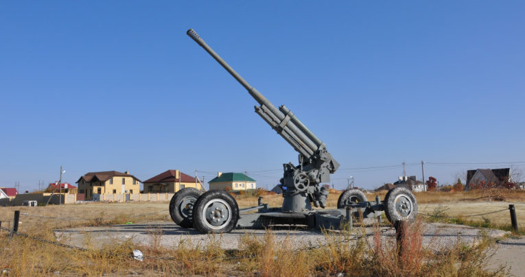 п. Городище. Зенитное орудие, установленное в честь зенитчиков-защитников Сталинграда.
