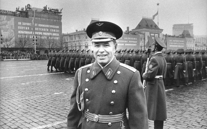 Генерал-полковник авиации Скоморохов на военном параде в честь 57-й годовщины Октябрьской революции на Красной площади в Москве. 1974 г.
